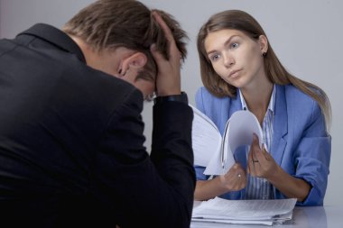 Kızgın patron kadın çalışanının yanıtını bekliyor ve onun açıklamalarını dinliyor. Stres, iş, skandal kavramları.