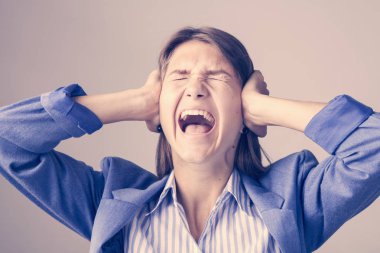 (beden dili, jestleri, psikoloji yardımını stres genç sinirli kadın)