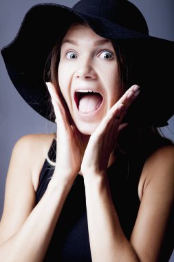 Korku ve dehşet sembolü olarak yardımını küçük sinir bozucu kadın portresi. (Hareketleri, vücut dili, psikoloji kavram)