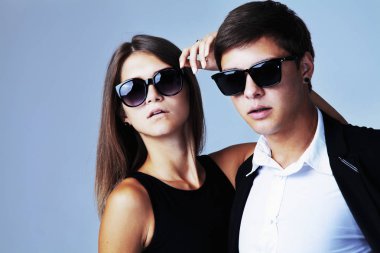 Moda genç tutku çift poz klasik kıyafetler giymiş. Güzel genç erkek ve kadın, stüdyo vurdu.