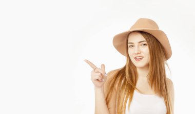 güzel genç kadın parmağını kopyalama alanı alanı doğru işaret