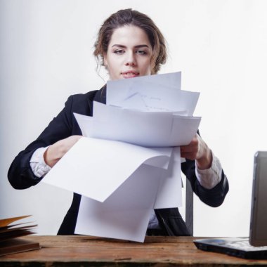 Ofis işlerimden nefret ediyorum. Belgelerle çalışan genç bir iş kadını. Düşük ücretler, fazla mesai, kariyer beklentisi eksikliği. (Vücut dili, jestler, psikoloji)