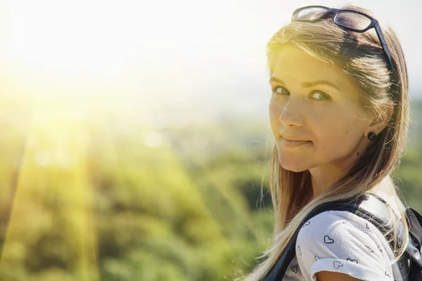 Glad Ung Kvinna Backpacker Med Ryggsäck Stående Toppen Berget Och — Stockfoto
