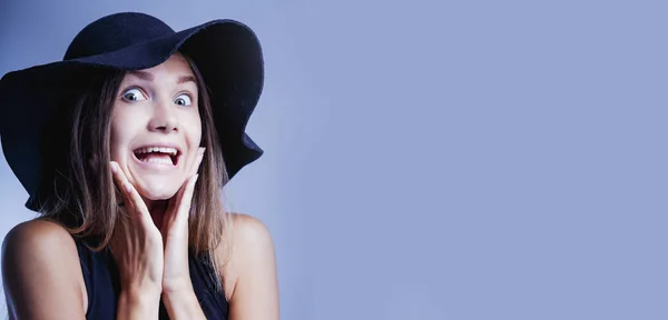 Retrato Uma Jovem Olhando Com Medo Com Mão Rosto Gestos — Fotografia de Stock