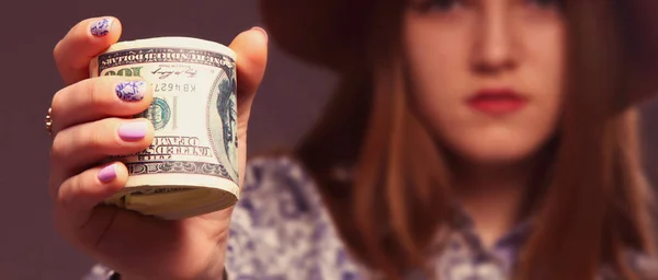 Κόσμο Μέσω Χρήματα Νεαρή Κοπέλα Δολάρια — Φωτογραφία Αρχείου