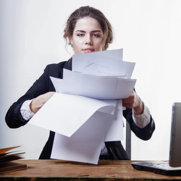 Haat Mijn Kantoorwerk Een Jonge Zakenvrouw Die Met Documenten Werkt — Stockfoto