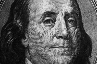 Bir dolarlık banknotla Benjamin Franklin 'i kapatıyoruz. İş ve finans kavramı.