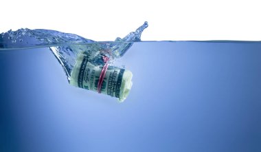Para ve iş konsepti. Küresel finans krizinin ve uluslararası ticaret ve yatırımın belirsiz geleceğinin simgesi olarak ABD Doları suya batıyor. 