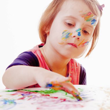 Sanat, yaratıcılık, çocukluk kavramı. Renkli ellerle resim yapan küçük şirin kız..