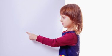 Boş afişin arkasındaki küçük şirin kız parmağını fotokopi alanına doğrultuyor.