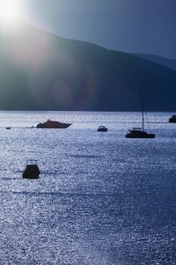 Bir tekneyle sakin denizin güzel manzarası. Seyahat, dinlenme ve tatil konsepti.
