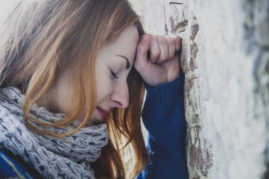 Stresli iş kadını duvara yaslanıyor. Depresyon, hüsran, endişe, endişe kavramı.