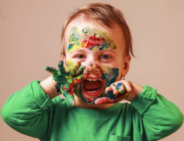 Çocuk makyajı. Komik bir resim. Sanat, çocukluk, renk, yaratıcılık kavramı.