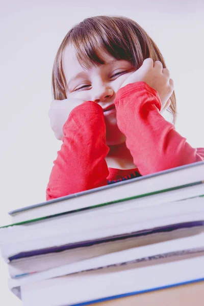 困难的教育观念 一个带着书的漂亮小女孩的画像 幽默的照片 — 图库照片