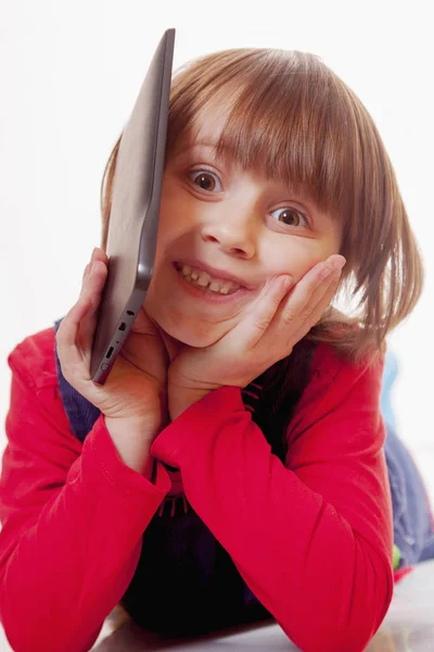 Retrato Humorístico Menina Pequena Feliz Engraçada Usa Tablet Conceito Desenvolvimento — Fotografia de Stock