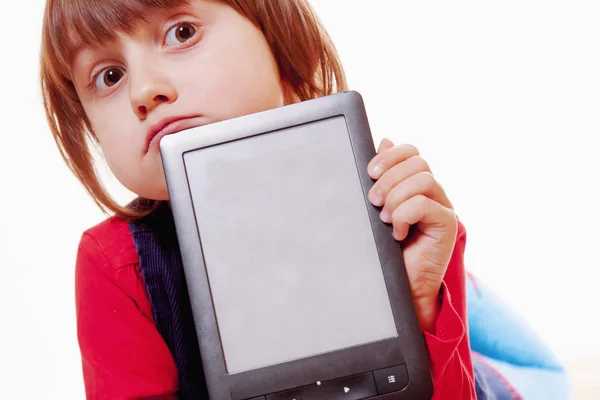 可爱的小女孩使用一个平板电脑 案文的篇幅 — 图库照片