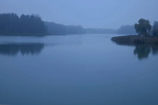 Туман Вечернем Озере Автоматический Пейзаж Красочный Осенний Пейзаж — стоковое фото