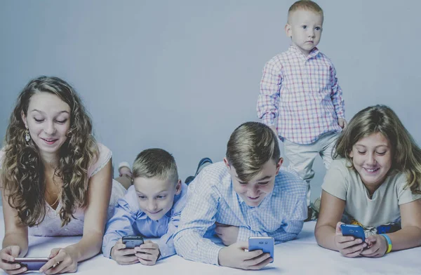 Concetto Dipendenza Gioco Gruppo Bambini Che Utilizzano Dispositivi Elettronici Giocano — Foto Stock