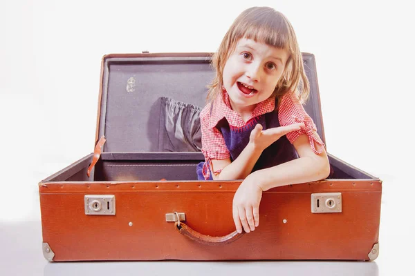 Glücklich Niedliches Kleines Kind Mädchen Sitzt Koffer Und Wartet Auf — Stockfoto