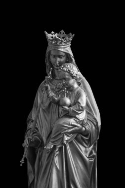 Bakire Meryem ve bebek İsa. Siyah üzerine izole edilmiş heykel