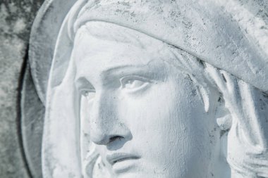Kutsal Bakire Meryem 'in antika heykeli beyazlara karşı.
