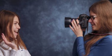 Stüdyoda fotoğraf çekimi. Genç, güzel kadın modeller.