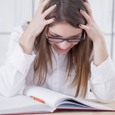 Sorunları olan bir iş kadını. Ofiste tek başına bir sürü kişiyle çalışıyor.