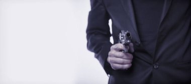 Casusluk, suç ve casusluk sembolü olarak silahlı yakışıklı bir adam. 