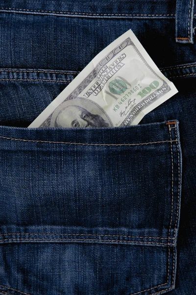 Son parçalanmış 100 Amerikan Doları kot pantolon cebinde.