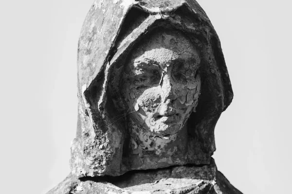 聖母マリア像。悲しみの中の悲しい女性のアンティーク汚い像 — ストック写真