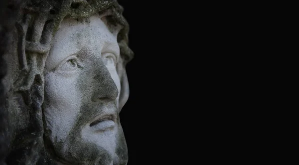 Древняя статуя распятия Иисуса Христа в профиль — стоковое фото