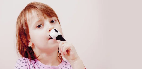 Loutkové divadlo. Roztomilé malé dítě dívka hrát s hračkami — Stock fotografie