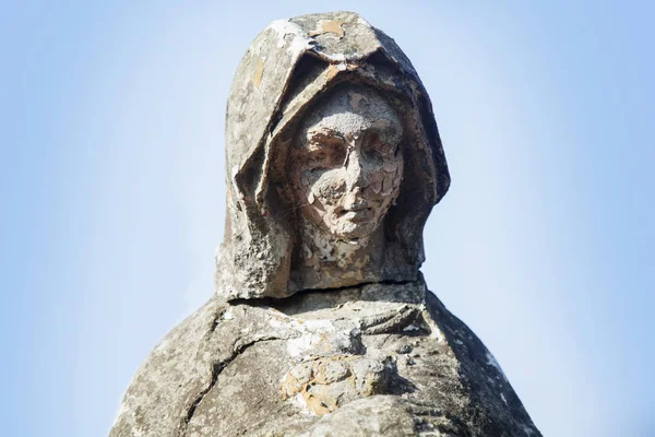 Maagd Maria antiek standbeeld. Vintage sculptuur van trieste vrouw in gr. — Stockfoto