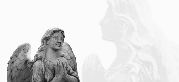 Antigua estatua de ángel guardián orando. Fe, religión, muerte —  Fotos de Stock