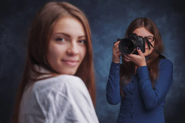 Foto de disparo en el estudio. El hermoso modelo femenino joven plantea —  Fotos de Stock