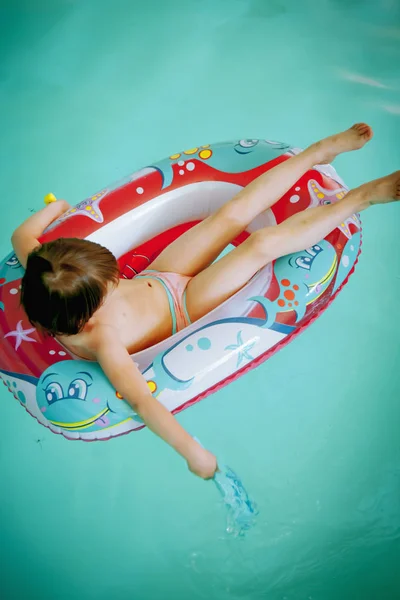 Vacaciones de verano en el agua. Pequeña niña en el parque acuático. — Foto de Stock