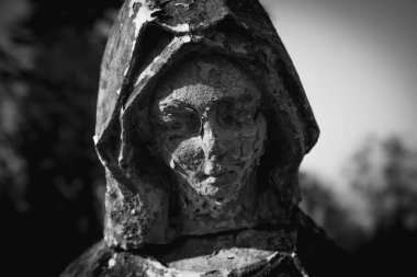 Pai 'nin sembolü olarak Kutsal Bakire Meryem' in antik heykeli.