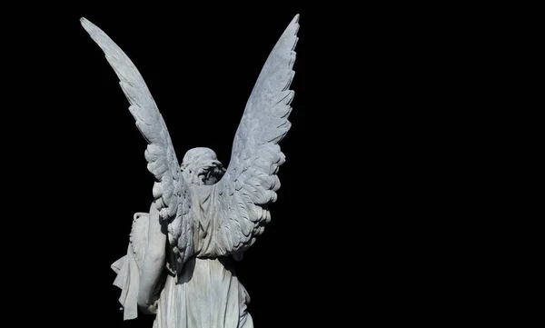 Concepto de muerte y dolor. Estatua antigua de un ángel aislado —  Fotos de Stock