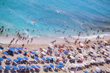 İnsanlar güneşte yıkanır, yüzer ve Bea 'de oyun oynarlar.