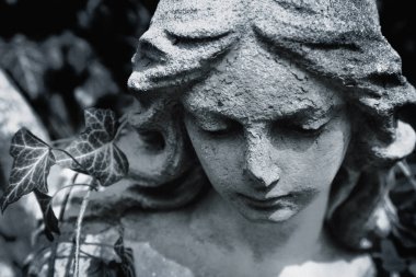 Eski bir heykel parçası. Ölüm meleğinin yüzü.