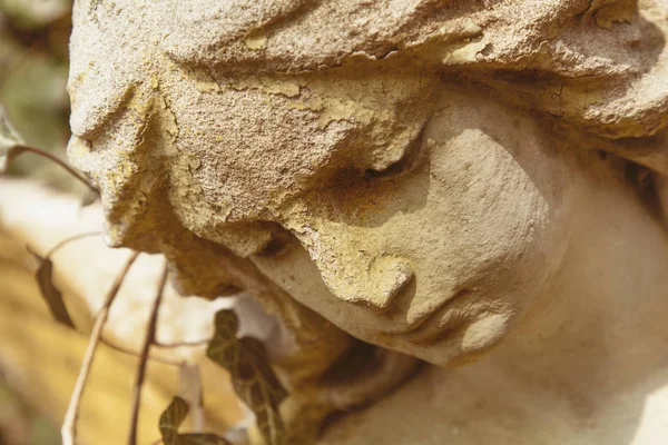 Una foto abstracta de una antigua estatua. Fragmento. El triste ángel —  Fotos de Stock