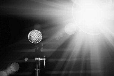  Sahnede halka açık bir gösteri. Soyut bulanıklaştırılmış mikrofon 