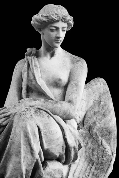 Statue en pierre antique d'un ange isolée sur fond noir. — Photo