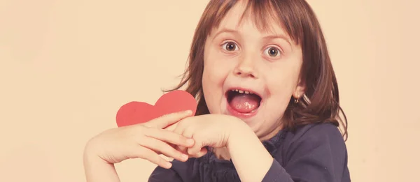 Vtipná fotka roztomilé holčičky se srdcem na očích — Stock fotografie