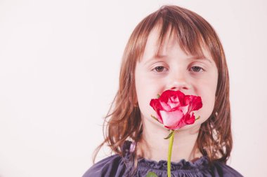 Sessizlik altın bir kavram. Rose 'u kucağında tutan tatlı küçük kız. 