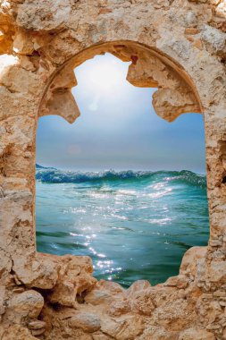 Bir su için arzunun sembolü olarak denize erişimin soyut görüntüsü