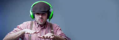 Retro müzik. Moda modası geçmiş yakışıklı DJ 'i.