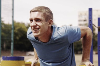 Spor ve yaşam tarzı konsepti. Kaslı genç bir erkeğin portresi.