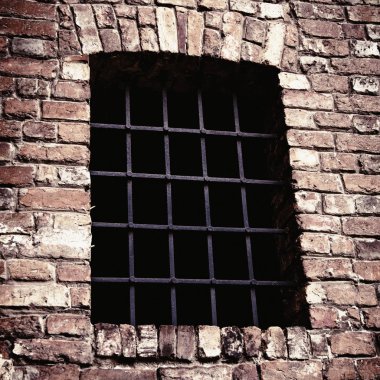Hapishanenin sembolü olarak metal ızgaralı pencere.