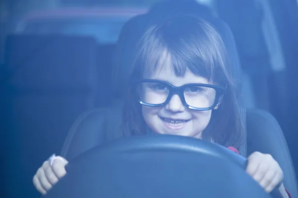 Rijschool. Gelukkig schattig klein meisje leert autorijden. Hum — Stockfoto